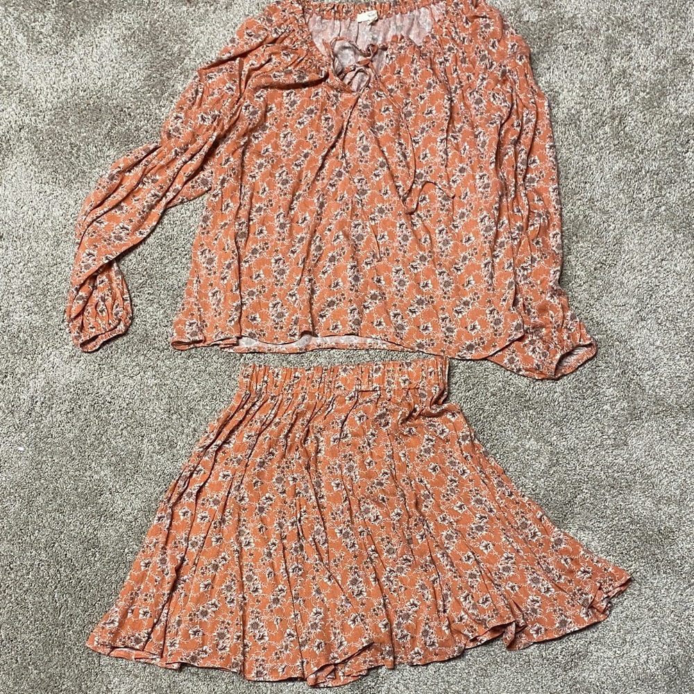 Easel Floral Two-Piece Set in Peach and White